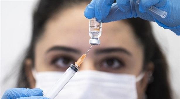 Gli operatori sanitari che rifiutano di farsi vaccinare in Italia saranno sospesi dalle loro mansioni