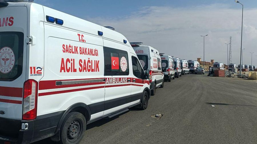 Gazze’ye yardım için gönderilen ambulanslar, Refah sınır kapısına hareket etti