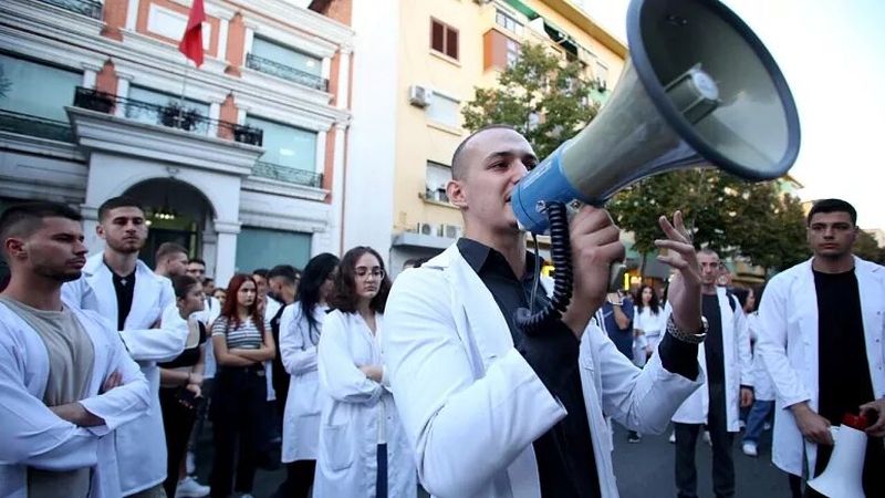 In Albania, il servizio obbligatorio di cinque anni introdotto per impedire la “fuga” dei giovani medici sta suscitando proteste.