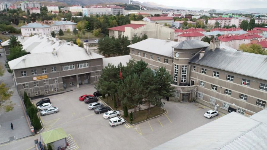 Erzurum’da eski askeri hastane binası asırlık liseye devredildi