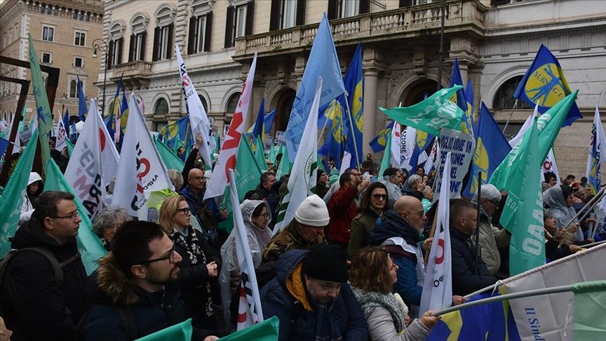 Medici e infermieri protestano contro i tagli al bilancio in Italia