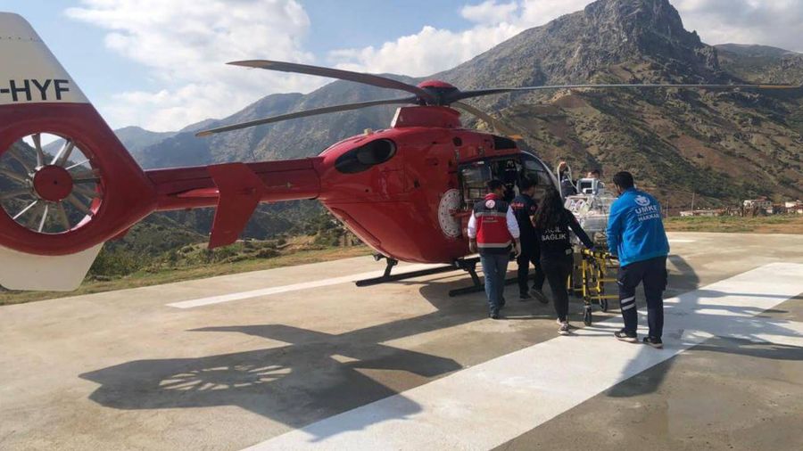 Ambulans helikopter hasta bebek için havalandı