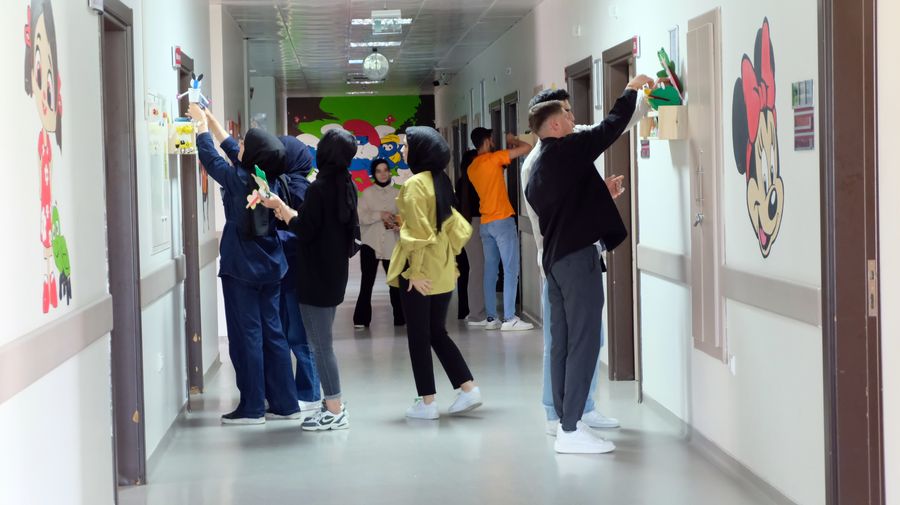 Bingöl’de üniversite öğrencileri, hastane duvarlarını çocuklar için renklendirdi