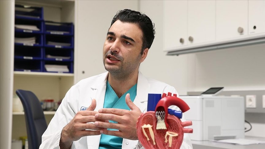 Avrupa’da ilk kapalı yöntemle kalpteki mitral kapak ameliyatlarından birinde Türk cerrah imzası var
