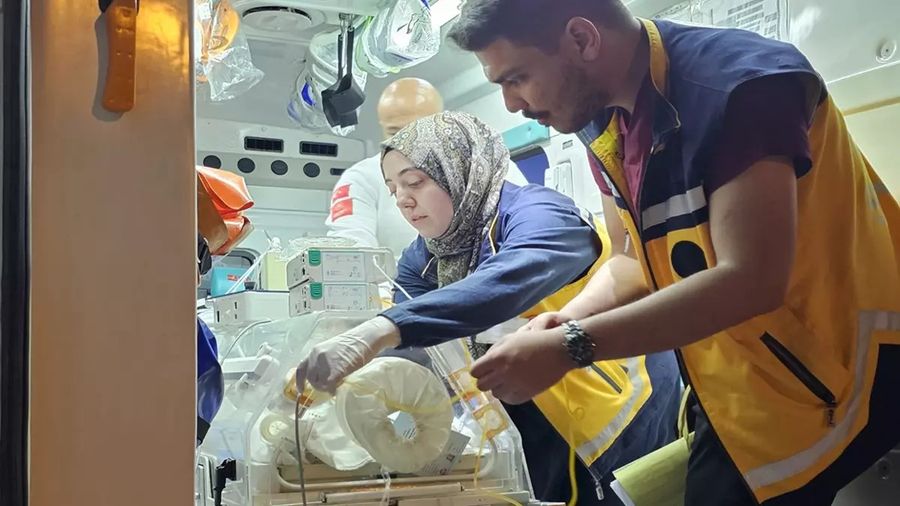 Ambulans uçak aort koarktasyonu olan bebek için havalandı